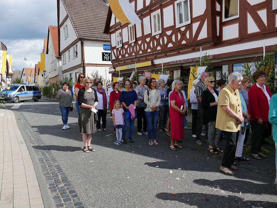 Fronleichnamsprozession durch die Straßen von Naumburg (Foto: Karl-Franz Thiede)